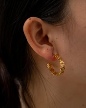Load image into Gallery viewer, Gold Flower Earrings