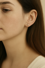 Load image into Gallery viewer, Freshwater Pearl Stud Earrings