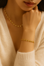 Load image into Gallery viewer, Blue Daisy Flower Bracelet
