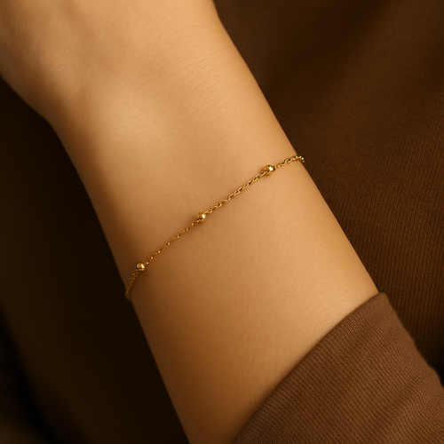 Close-up of a dainty gold bead bracelet on a woman’s wrist, minimalist jewellery by MJ Luxe, waterproof and tarnish-resistant design.