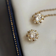 Load image into Gallery viewer, Scarlett Flower Diamond Necklace
