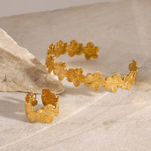 Load image into Gallery viewer, Serena Gold Flower Ring
